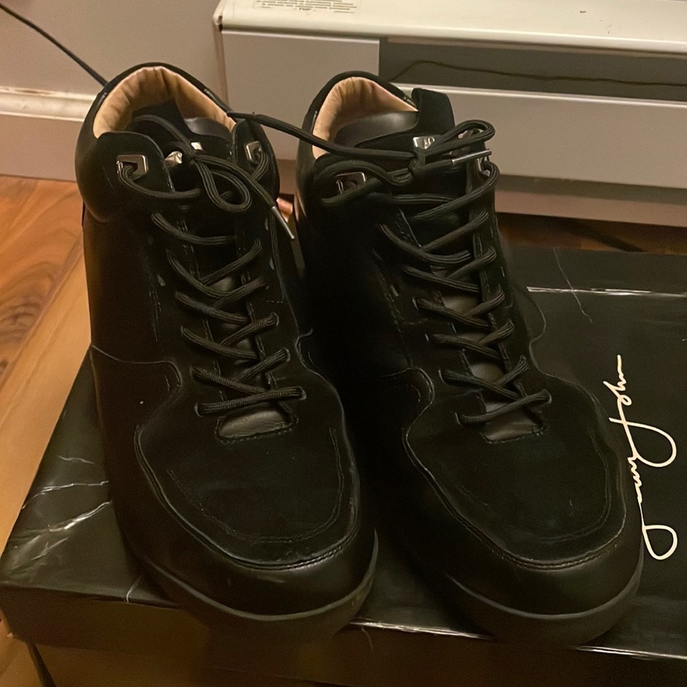 Sean john elite black 11.5 men and come with the box and dust bag..